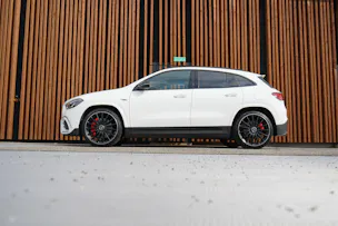 MERCEDES-BENZ GLA AMG 45 S 4MATIC+ NIGHT 8G-DCT l 421 PS