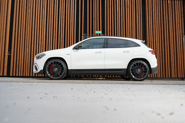MERCEDES-BENZ GLA AMG 45 S 4MATIC+ NIGHT 8G-DCT l 421 PS