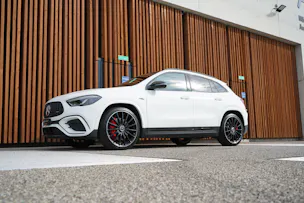 MERCEDES-BENZ GLA AMG 45 S 4MATIC+ NIGHT 8G-DCT l 421 PS