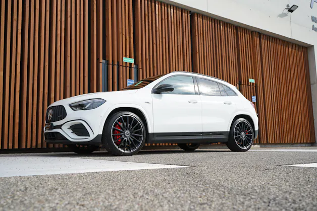 MERCEDES-BENZ GLA AMG 45 S 4MATIC+ NIGHT 8G-DCT l 421 PS