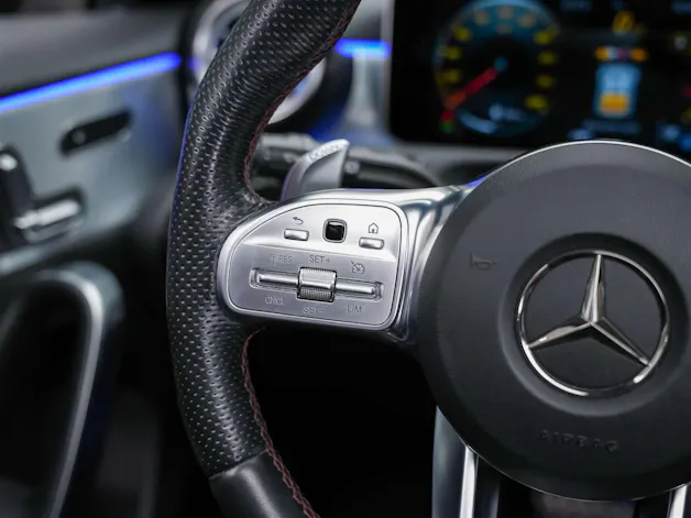 MERCEDES-BENZ A 35 AMG 4Matic Speedshift *CH -Fahrzeug*Panorama*Burmester*El. Sitze mit Memory*