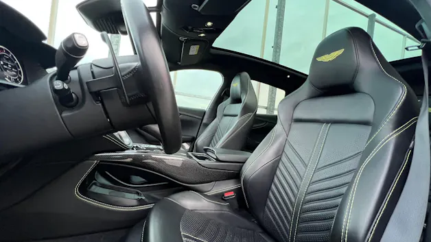 ASTON MARTIN DBX 707 4.0 V8 BI-TURBO BLACK l 707 PS