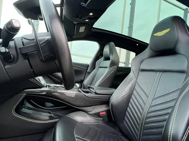 ASTON MARTIN DBX 707 4.0 V8 BI-TURBO BLACK l 707 PS