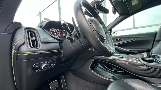 ASTON MARTIN DBX 707 4.0 V8 BI-TURBO BLACK l 707 PS