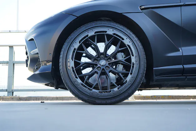 ASTON MARTIN DBX 707 4.0 V8 BI-TURBO BLACK l 707 PS