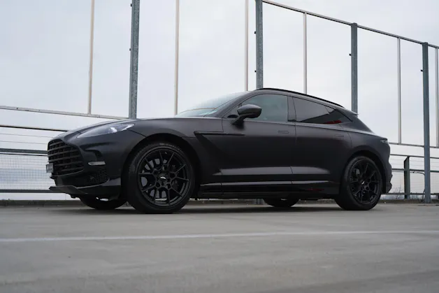 ASTON MARTIN DBX 707 4.0 V8 BI-TURBO BLACK l 707 PS