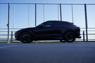 ASTON MARTIN DBX 707 4.0 V8 BI-TURBO BLACK l 707 PS