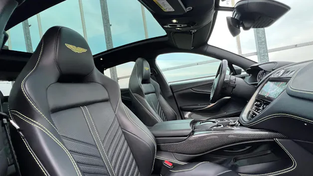 ASTON MARTIN DBX 707 4.0 V8 BI-TURBO BLACK l 707 PS