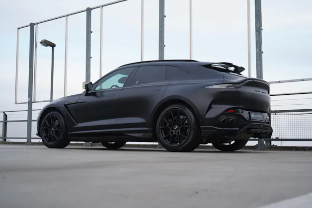 ASTON MARTIN DBX 707 4.0 V8 BI-TURBO BLACK l 707 PS