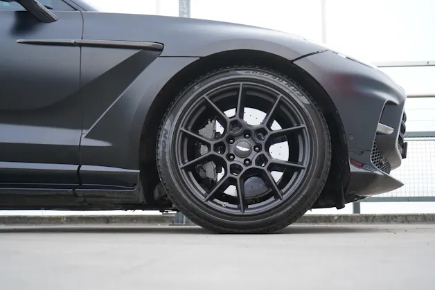 ASTON MARTIN DBX 707 4.0 V8 BI-TURBO BLACK l 707 PS