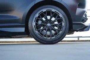 ASTON MARTIN DBX 707 4.0 V8 BI-TURBO BLACK l 707 PS