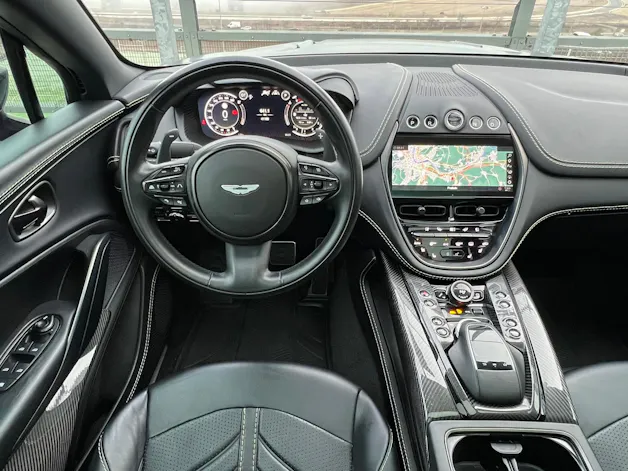 ASTON MARTIN DBX 707 4.0 V8 BI-TURBO BLACK l 707 PS