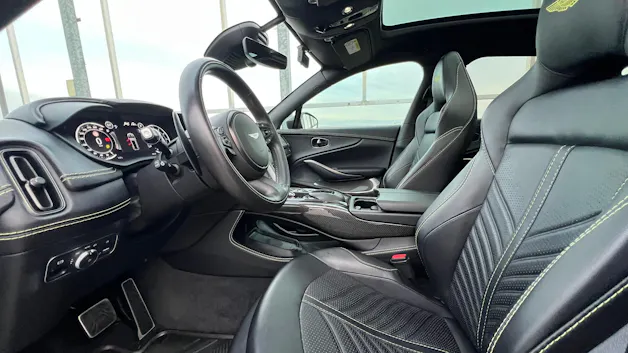 ASTON MARTIN DBX 707 4.0 V8 BI-TURBO BLACK l 707 PS