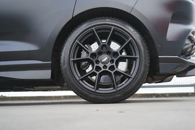 ASTON MARTIN DBX 707 4.0 V8 BI-TURBO BLACK l 707 PS