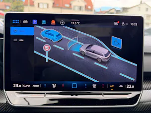 VW Golf Variant 2.0 TSI 333 PS 4MOTION R BLACK STYLE *** PANORAMAGLASDACH & LEDER VIENNA ***