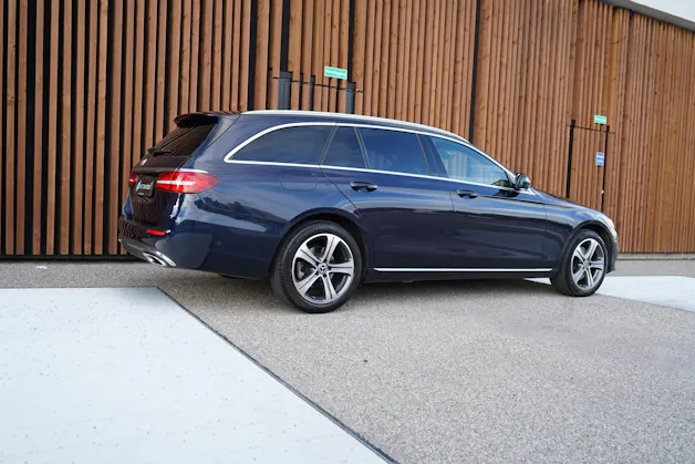 MERCEDES-BENZ E 220 d SWISS STAR AVANTGARDE 4MATIC 9G-TRONIC l 194 PS