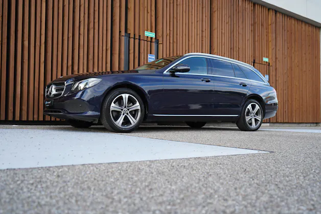 MERCEDES-BENZ E 220 d SWISS STAR AVANTGARDE 4MATIC 9G-TRONIC l 194 PS