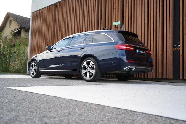 MERCEDES-BENZ E 220 d SWISS STAR AVANTGARDE 4MATIC 9G-TRONIC l 194 PS