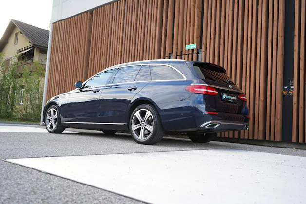 MERCEDES-BENZ E 220 d SWISS STAR AVANTGARDE 4MATIC 9G-TRONIC l 194 PS