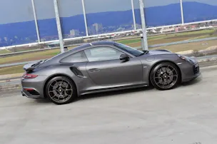PORSCHE 911 TURBO S EXCLUSIVE PDK l 607 PS