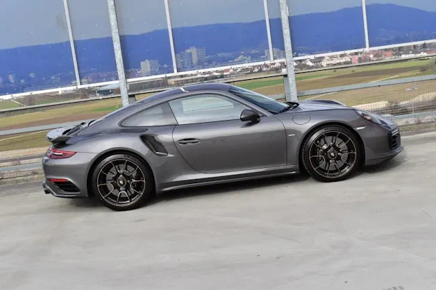 PORSCHE 911 TURBO S EXCLUSIVE PDK l 607 PS