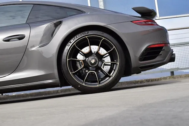 PORSCHE 911 TURBO S EXCLUSIVE PDK l 607 PS