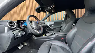 MERCEDES-BENZ A 180 AMG LINE 7G-DCT l 136 PS