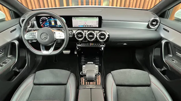 MERCEDES-BENZ A 180 AMG LINE 7G-DCT l 136 PS