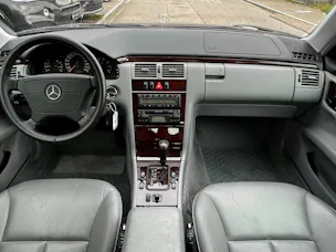 MERCEDES-BENZ E 280 ELÉGANCE 4-MATIC AUTOMATIC l 204 PS