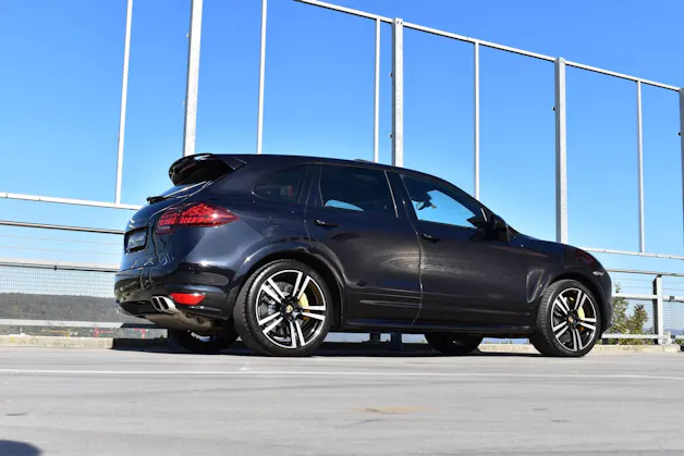 PORSCHE CAYENNE TURBO S BLACK l 551 PS