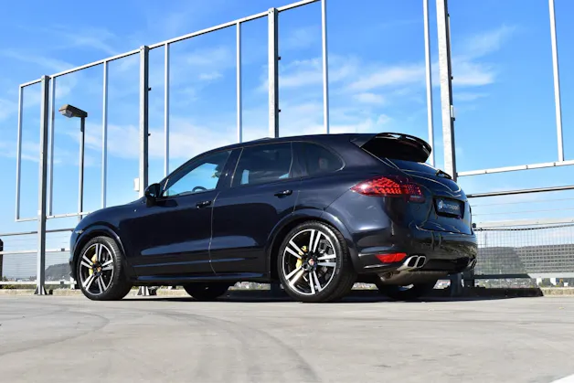 PORSCHE CAYENNE TURBO S BLACK l 551 PS