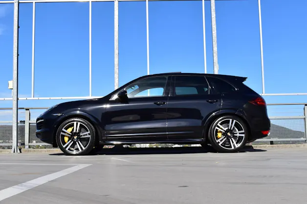 PORSCHE CAYENNE TURBO S BLACK l 551 PS