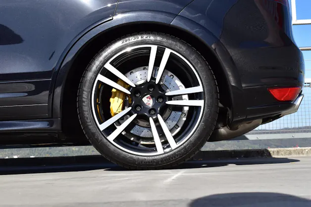 PORSCHE CAYENNE TURBO S BLACK l 551 PS