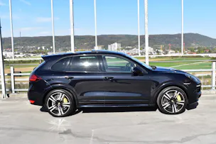 PORSCHE CAYENNE TURBO S BLACK l 551 PS