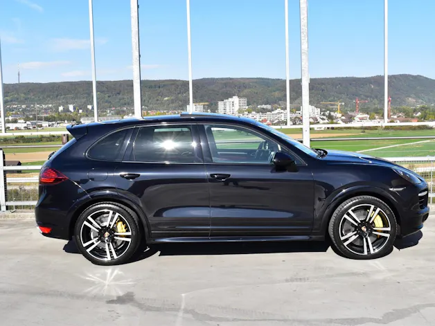 PORSCHE CAYENNE TURBO S BLACK l 551 PS