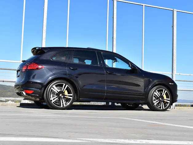 PORSCHE CAYENNE TURBO S BLACK l 551 PS