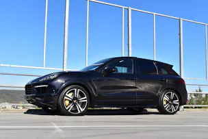 PORSCHE CAYENNE TURBO S BLACK l 551 PS