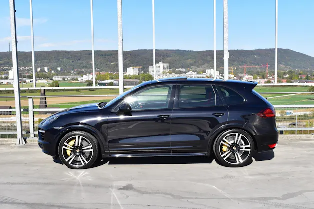 PORSCHE CAYENNE TURBO S BLACK l 551 PS