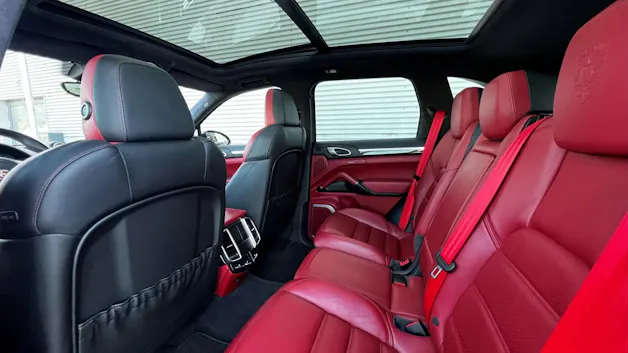 PORSCHE CAYENNE TURBO S BLACK l 551 PS