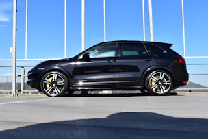 PORSCHE CAYENNE TURBO S BLACK l 551 PS