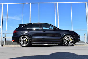 PORSCHE CAYENNE TURBO S BLACK l 551 PS