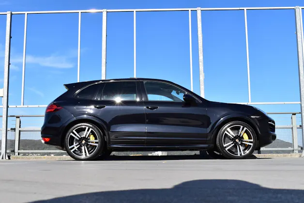 PORSCHE CAYENNE TURBO S BLACK l 551 PS