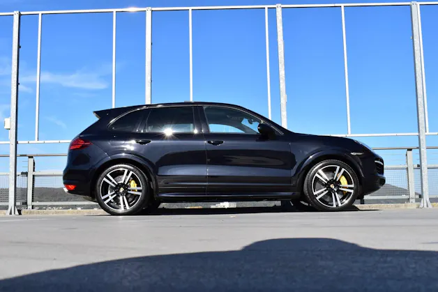 PORSCHE CAYENNE TURBO S BLACK l 551 PS