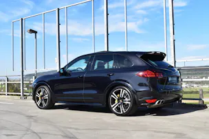 PORSCHE CAYENNE TURBO S BLACK l 551 PS