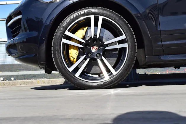 PORSCHE CAYENNE TURBO S BLACK l 551 PS