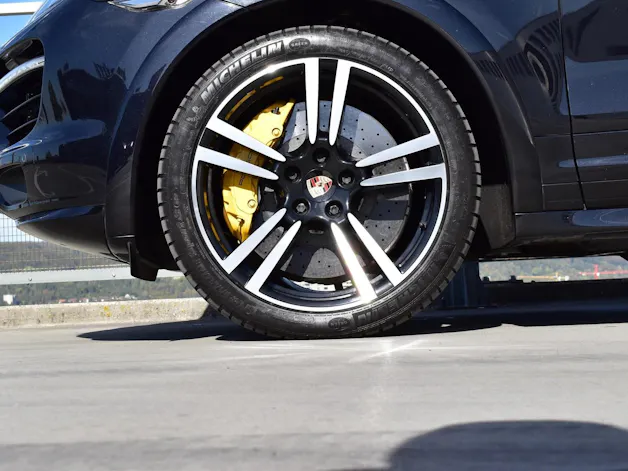 PORSCHE CAYENNE TURBO S BLACK l 551 PS