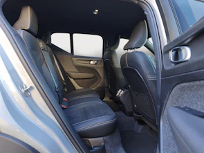 Fahrzeugbild VOLVO XC40 2.0 B3 MH Core - Pneumatici invernali inclusi