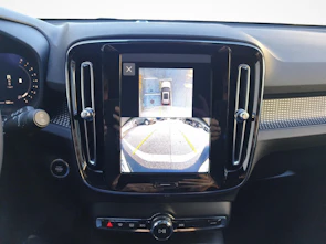 Fahrzeugbild VOLVO XC40 2.0 B3 MH Core - Pneumatici invernali inclusi
