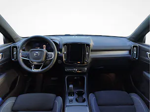 VOLVO XC40 2.0 B3 MH Core - Pneumatici invernali inclusi