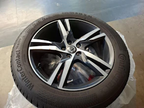 https://vehicle.imgix.net/4469899/93a453bf-fcfb-4d49-9094-979e7dc7d784.jpg